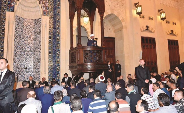 مفتي لبنان الشيخ عبد اللطيف دريان خلال خطبة عيد الفطر المبارك في جامع الأمين في وسط بيروت	(محمود الطويل)﻿