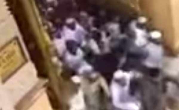 بالفيديو.. لحظة فتح أبواب الحرم النبوي وتدافع المصلين لدخوله