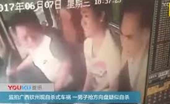 بالفيديو.. شجار بينه وبين زوجته أدّى إلى انقلاب حافلة ركاب!