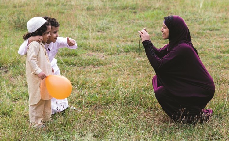 مصرية تحتفل مع صغارها بعيد الفطر المبارك بالقاهرة أول من أمس	(أ.ف.پ)﻿