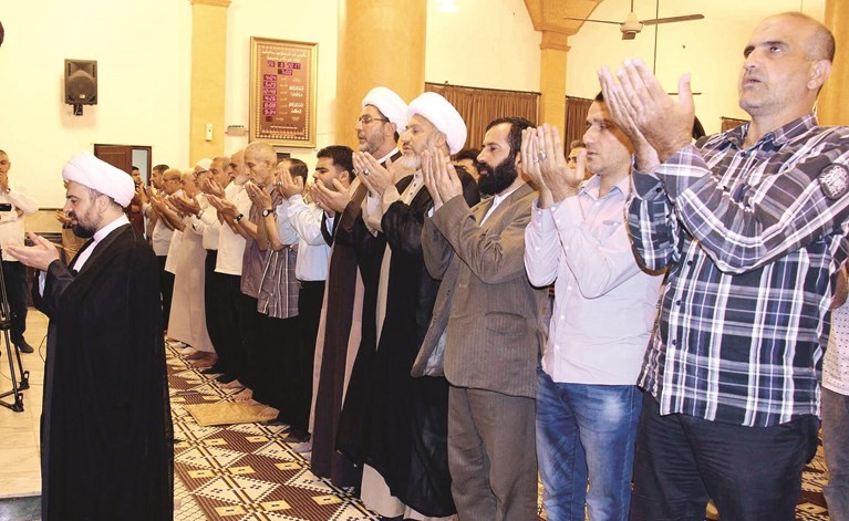 المفتي الجعفري الممتاز الشيخ أحمد قبلان في صلاة العيد في مسجد الإمام الحسين في برج البراجنة			(محمود الطويل)﻿