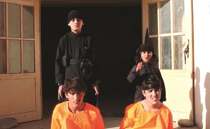 طفلان من داعش يهمان بإطلاق النار من الخلف على رأسي سجينين جاثيين أمامهما 			 (العربية.نت) ﻿