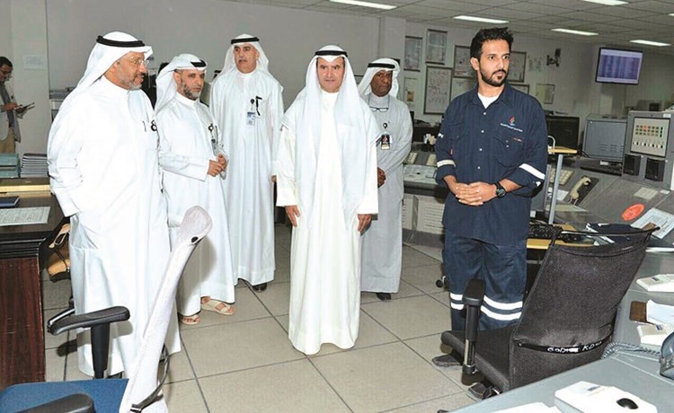 المرزوق مستمعا الى شرح من احد العمال﻿