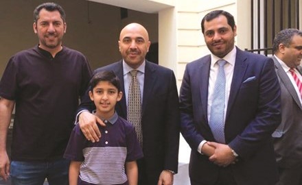 السفير سامي السليمان وفيصل الزمانان والمريض سعود المطيري ووالده ﻿
