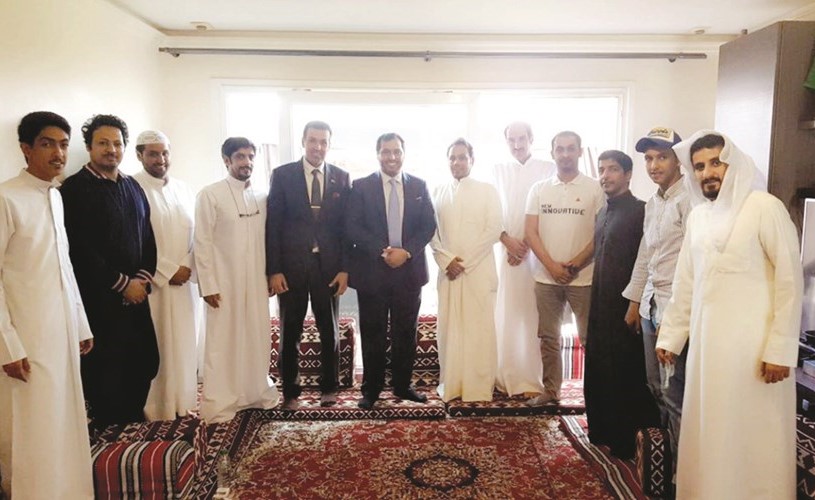 الملحق الصحي بالإنابة فيصل الزمانان مع عدد من المرضى ﻿