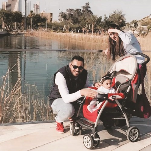 هاني ابو قرص برفقة زوجته هبة الترك وابنتهما تولاي﻿