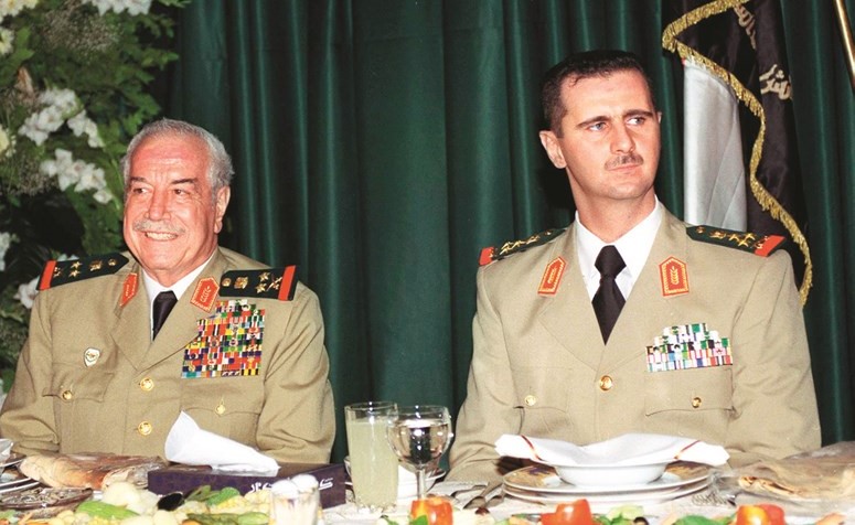 صورة ارشيفية تعود لعام 2000 تجمع الرئيس السوري بشار الاسد ووزير الدفاع الاسبق الراحل مصطفى طلاس(أ.ف.پ)﻿