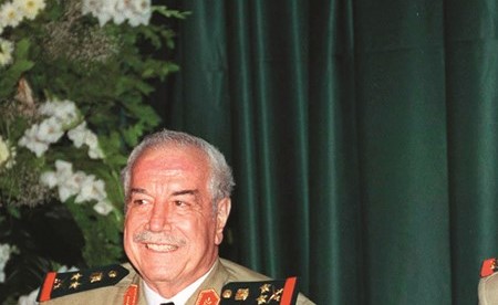 صورة ارشيفية تعود لعام 2000 تجمع الرئيس السوري بشار الاسد ووزير الدفاع الاسبق الراحل مصطفى طلاس(أ.ف.پ)