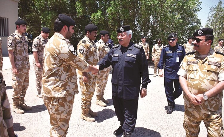 الفريق محمود الدوسري مصافحا عددا من الضباط﻿