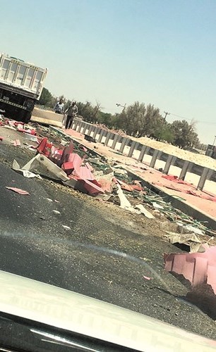 حادث الدائري الرابع يتلف الحواجز﻿
