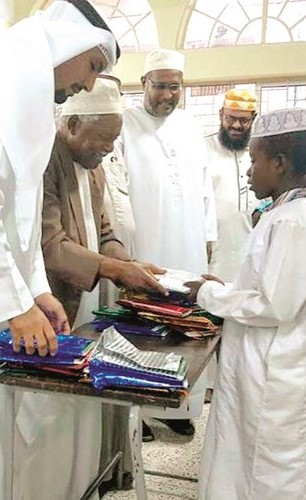 السفير جاسم الناجم خلال تكريم أحد الايتام ﻿