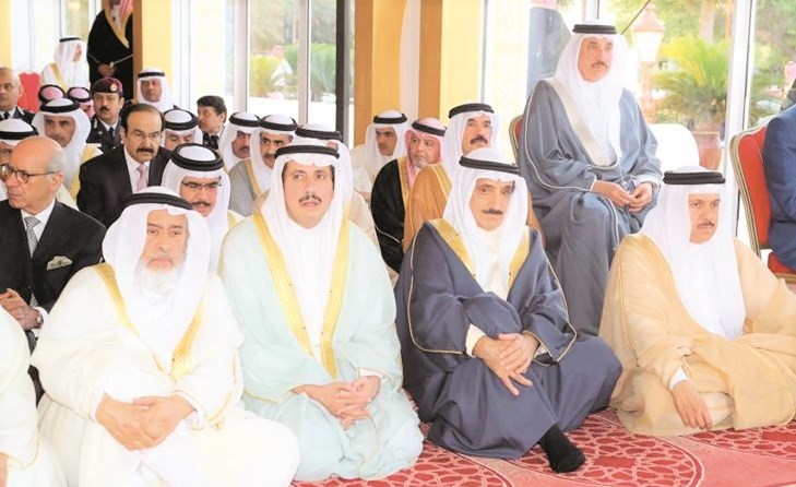 السفير الشيخ عزام الصباح وعبداللطيف الزياني خلال صلاة العيد﻿