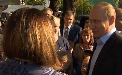 بالفيديو ..بوتين يزور مواطنة روسية اشتكت له المسؤولين.. وهذا ما حدث