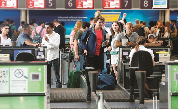مسافرون في انتظار اجراءات سفرهم في مطار بوريسبيل الذي ضربته الهجمات الالكترونية