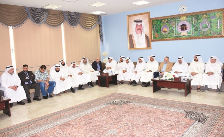 بدر الصميط وعلي الكليب مع الحضور خلال استقبال المهنئين ﻿