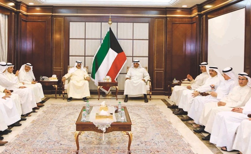 الشيخ صباح الخالد وخالد الجارالله مع الحضور خلال استقبال المهنئين ﻿