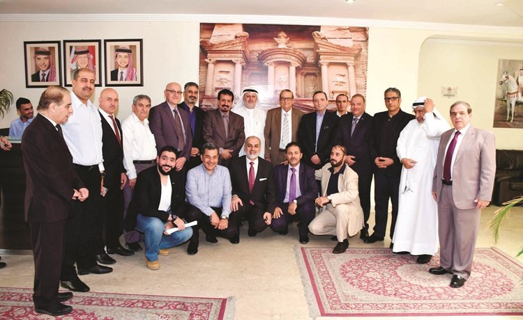 السفير محمد الكايد مع عدد من الحضور ﻿