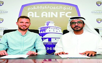 ماركوس خلال توقيع العقد مع ادارة العين