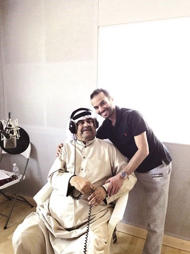 المطرف مع العملاق عبد الحسين عبد الرضا اثناء تسجيل المقدمة الغنائية الخاصة بـالمسلسل الاذاعي مول الهوايل﻿