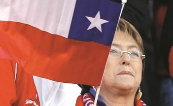 دائما تشجع وتدعم منتخب بلادها﻿