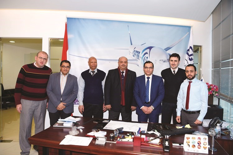 فتحي نزيه متوسطا عددا من أعضاء مصر للطيران بالكويت﻿