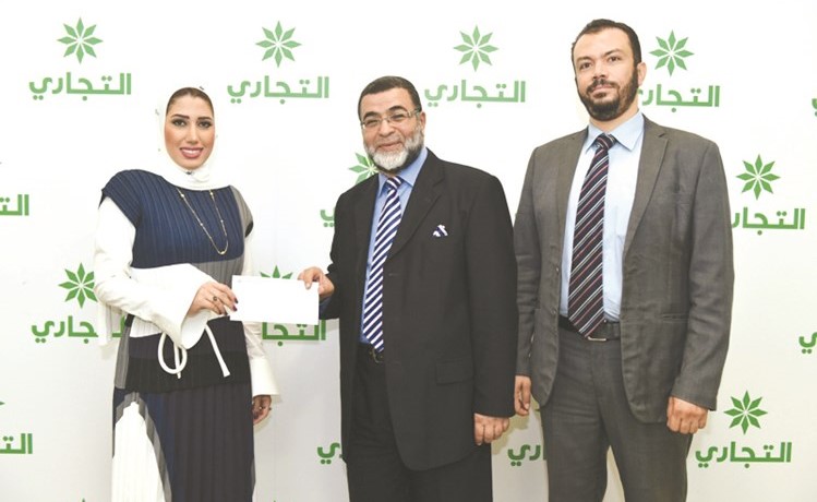 بدور بوخمسين تقدم شيك المساهمة لجمعية ضاحية صباح السالم﻿