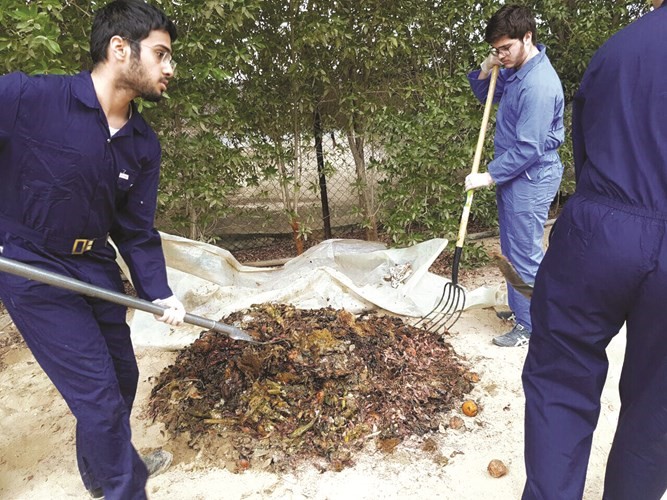 تقليب فضلات الخضار والفواكه بشكل مستمر ﻿