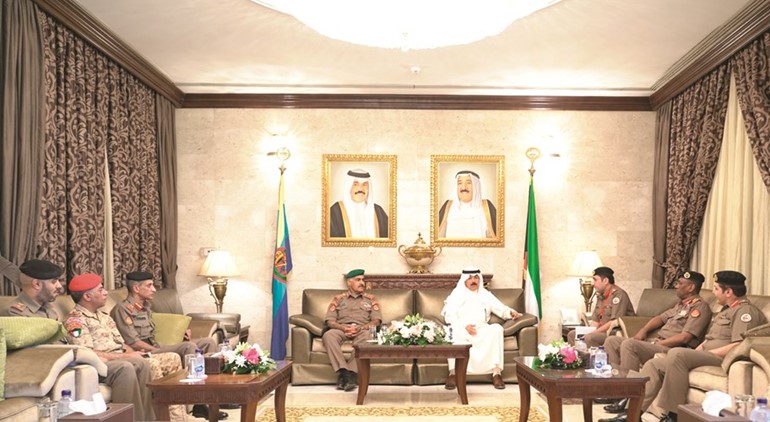 الشيخ محمد الخالد والفريق الركن محمد الخضر يستمعان لشرح عن الخدمات التي يقدمها المستشفى﻿