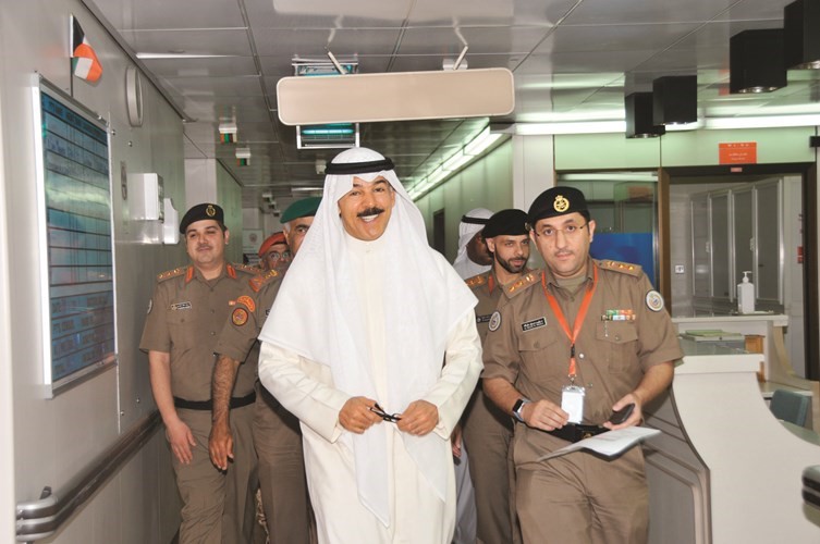 الشيخ محمد الخالد خلال جولته في المستشفى﻿