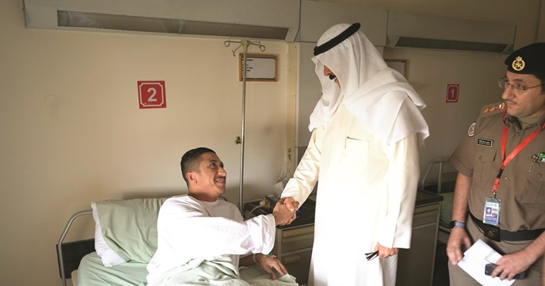 الشيخ محمد الخالد مصافحا أحد المرضى﻿