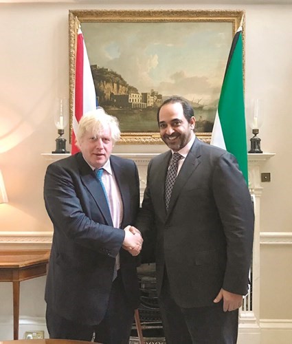 الشيخ محمد العبدالله مصافحا وزير الخارجية البريطاني بوريس جونسون على هامش الاجتماع ﻿
