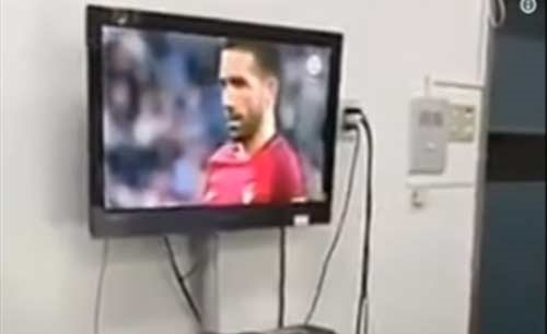 فضيحة تهز تشيلي.. أطباء يشاهدون مباراة أثناء إجراء عملية جراحية