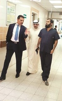  د.جمال الحربي في أحد مراكز مدينة سعد العبدالله الصحية لمتابعة سير العمل ﻿