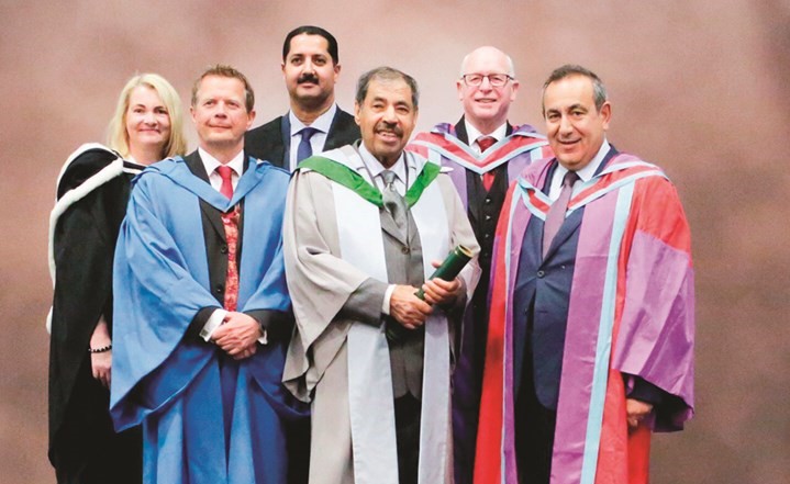  عبدالعزيز البابطين خلال احتفالية جامعة ستيرلينغ الاسكتلندية بتخريج أكثر من 750 طالبا في كليات الآداب والعلوم الإنسانية﻿