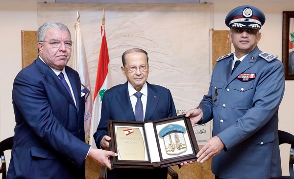 الرئيس العماد ميشال عون خلال تسلمه درع تكريم من وزير الداخلية نهاد المشنوق والمدير العام لقوى الامن الداخلي اللواء عماد عثمان خلال زيارته مقر قيادة قوى الامن الداخلي (محمود الطويل)