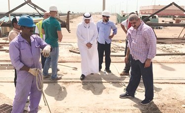 م. فؤاد العون متفقدا سير العمل في محطة الزور ويتابع جهود سحب القناديل ﻿