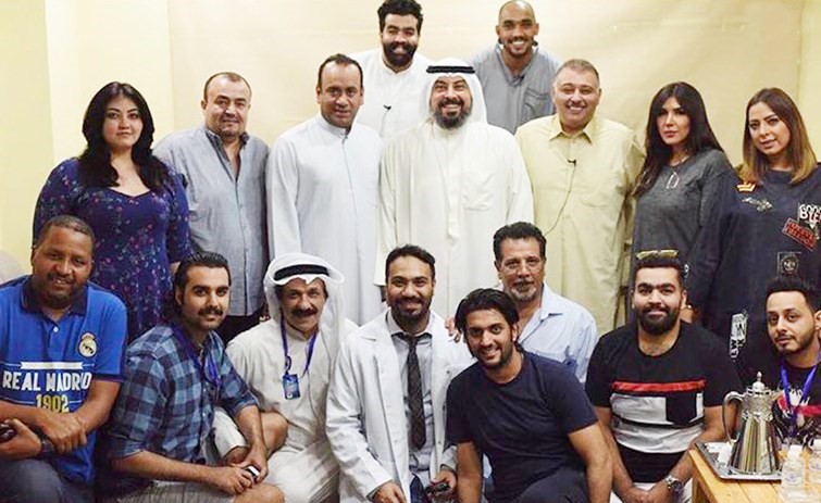 الشيخ طلال الفهد يتوسط فريق مسرحية مبروك ما ياكم﻿