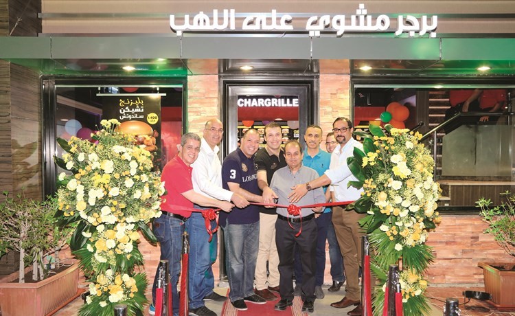 قص شريط افتتاح هارديز البدع بعد التجديد﻿ .. تصوير: شانافاس قاسم