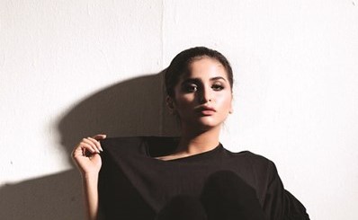 حلا الترك ترتدي الأسود﻿