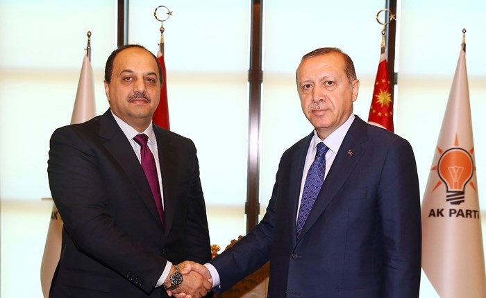  الرئيس التركي رجب طيب أردوغان مستقبلا وزير الدولة القطري لشؤون الدفاع خالد العطية في أنقرة أمس	(أ.پ)﻿