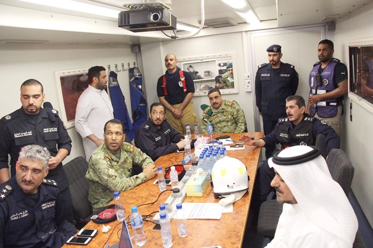 كبار قيادات الحرس الوطني والإدارة العامة للإطفاء يتابعون مجريات عمليات السيطرة على الحريق من غرفة العمليات﻿