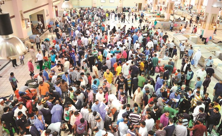إقبال كبير امس على سوق السمك في سوق شرق مع بدء صيد سمك الميد	(زين علام)﻿