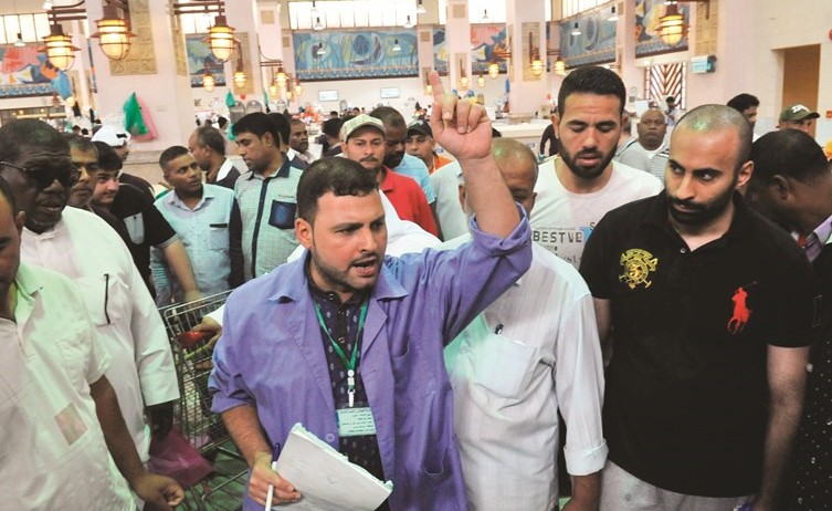 جانب من مزاد بيع سمك الميد أمس في سوق شرق﻿