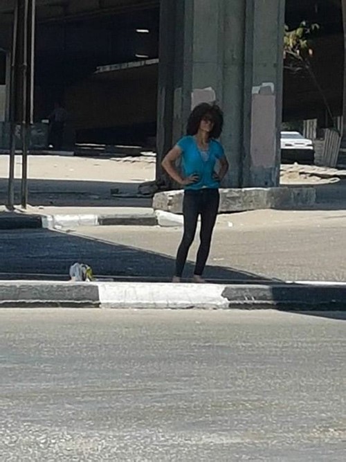 بعد حياة الغنى فتاة جميلة تصبح متسولة .. تشعل الانترنت بقصتها الغريبة!