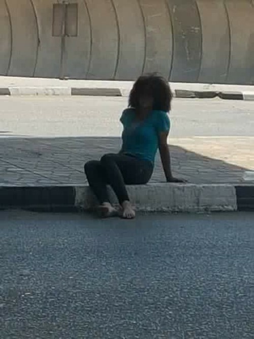 بعد حياة الغنى فتاة جميلة تصبح متسولة .. تشعل الانترنت بقصتها الغريبة!