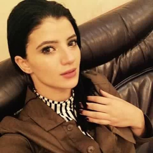 بعد حياة الغنى فتاة جميلة تصبح متسولة .. تشعل الانترنت بقصتها الغريبة!