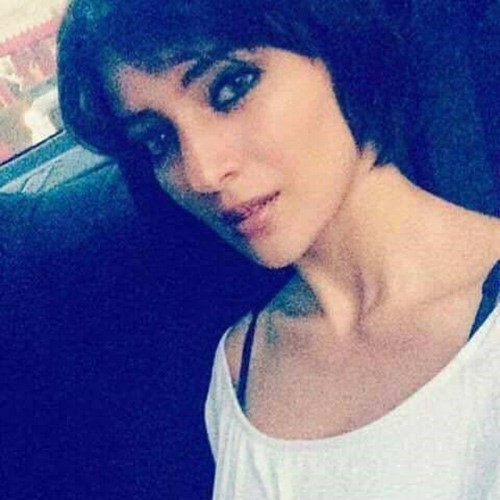 بعد حياة الغنى فتاة جميلة تصبح متسولة .. تشعل الانترنت بقصتها الغريبة!