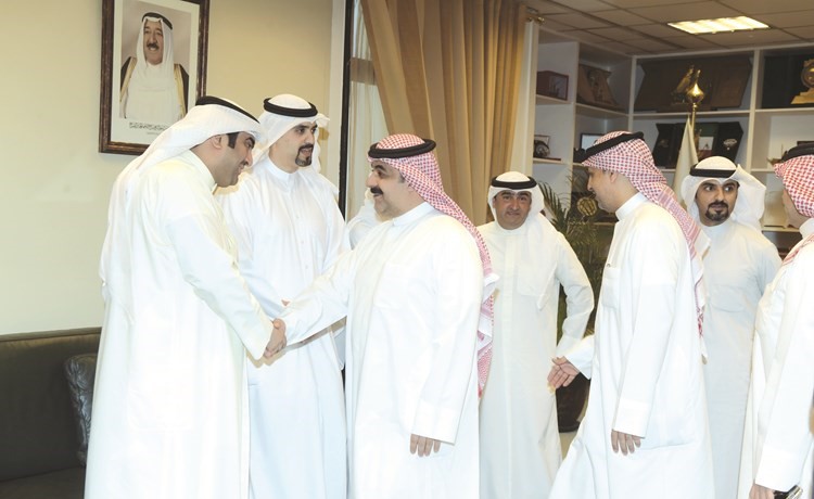 خالد الروضان مستقبلا المهنئين﻿