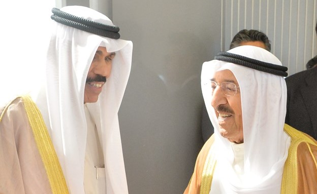 صاحب السمو الأمير الشيخ صباح الأحمد مصافحا سمو ولي العهد الشيخ نواف الأحمد ﻿