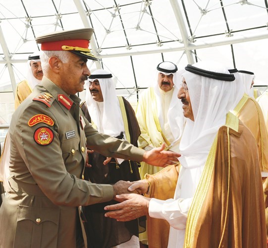 سمو الأمير مصافحا الفريق الركن محمد الخضر ﻿